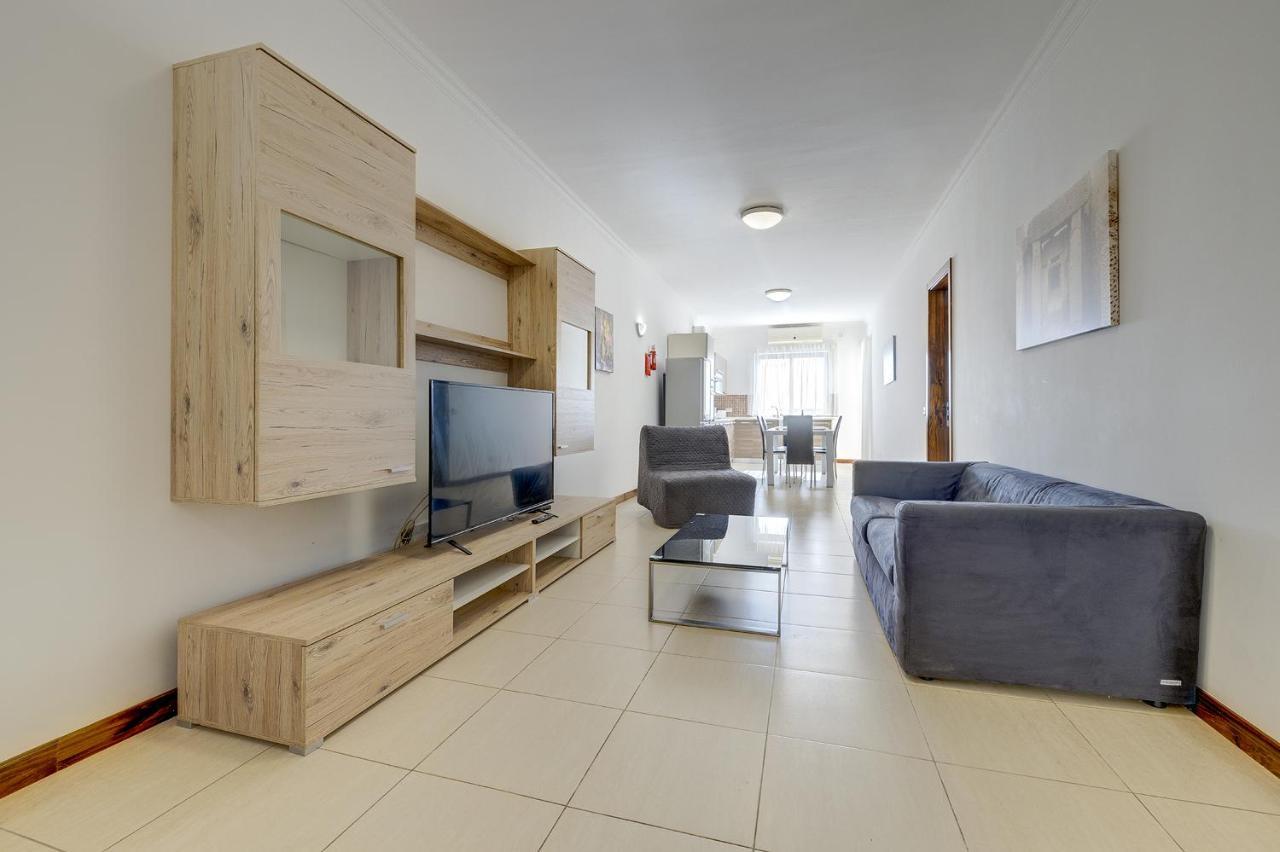 Modern 3 Bedroom Apartment In Central Слима Экстерьер фото