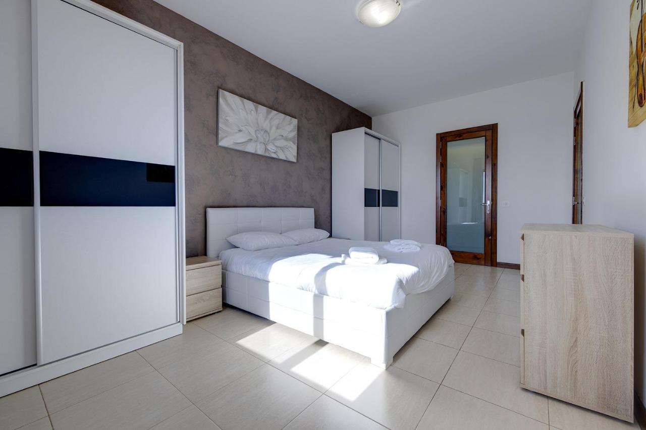 Modern 3 Bedroom Apartment In Central Слима Экстерьер фото