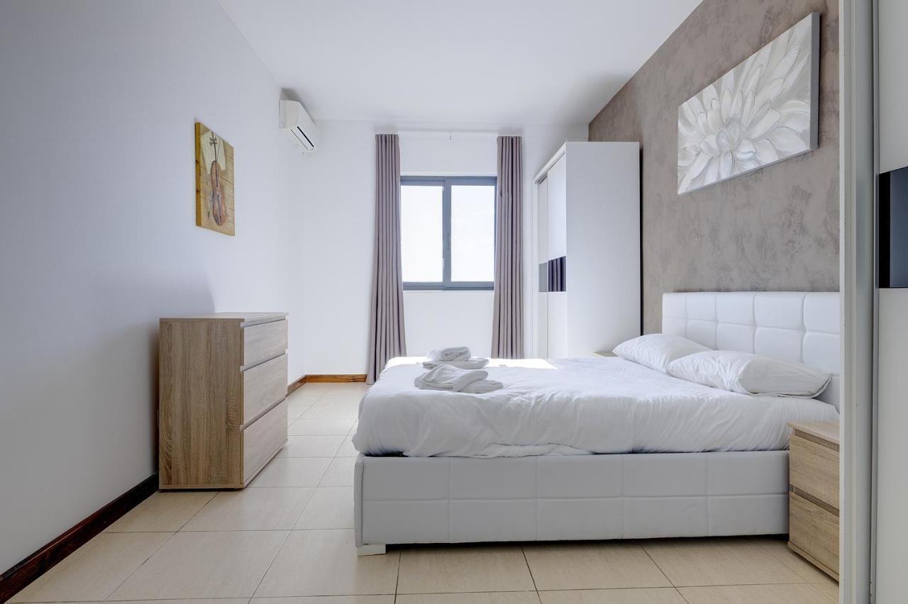 Modern 3 Bedroom Apartment In Central Слима Экстерьер фото