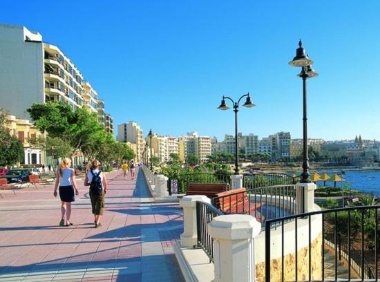 Modern 3 Bedroom Apartment In Central Слима Экстерьер фото
